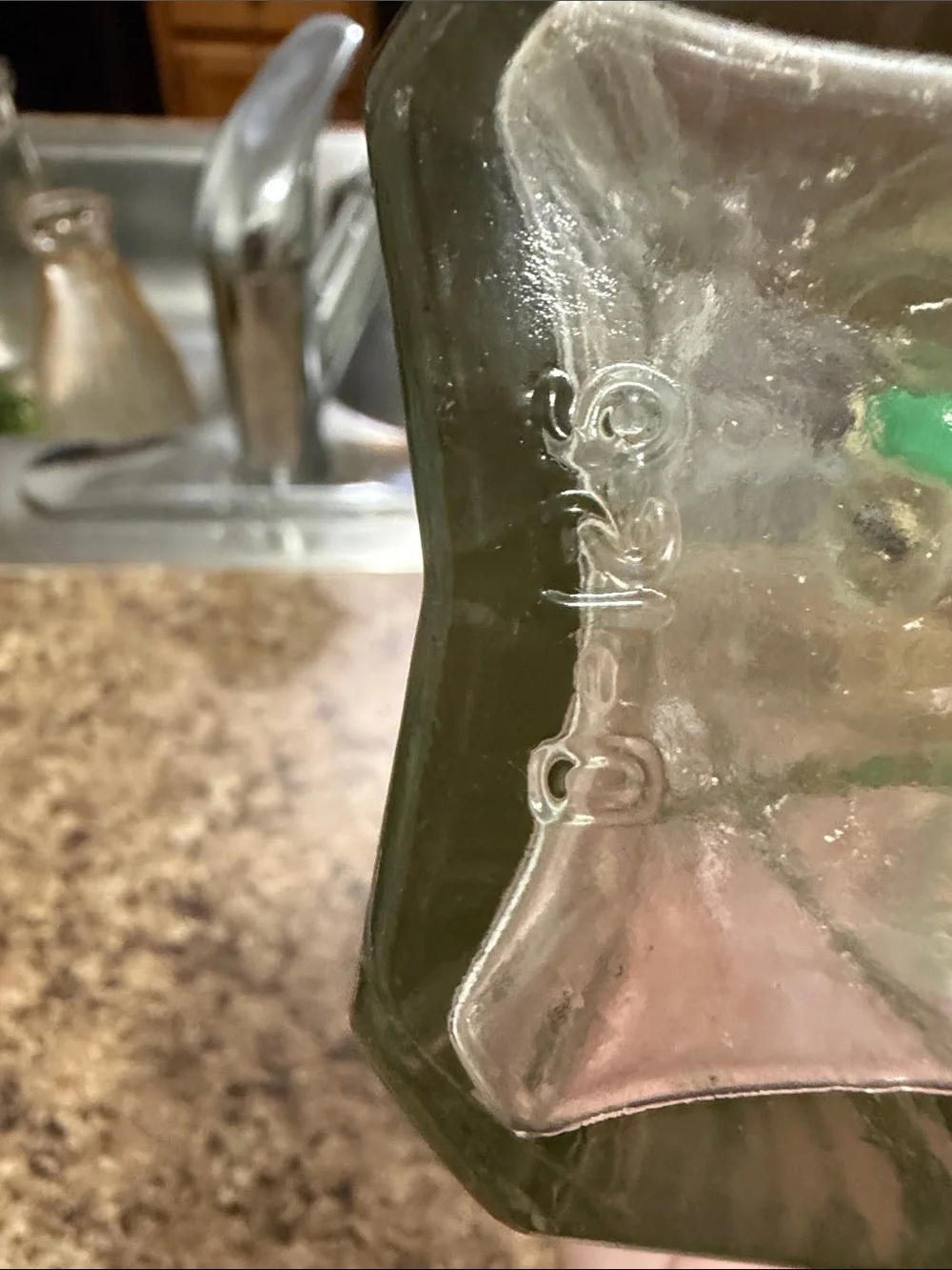 Clear Glass Decanter with Faceted Stopper - Elegant Home Dining Accent